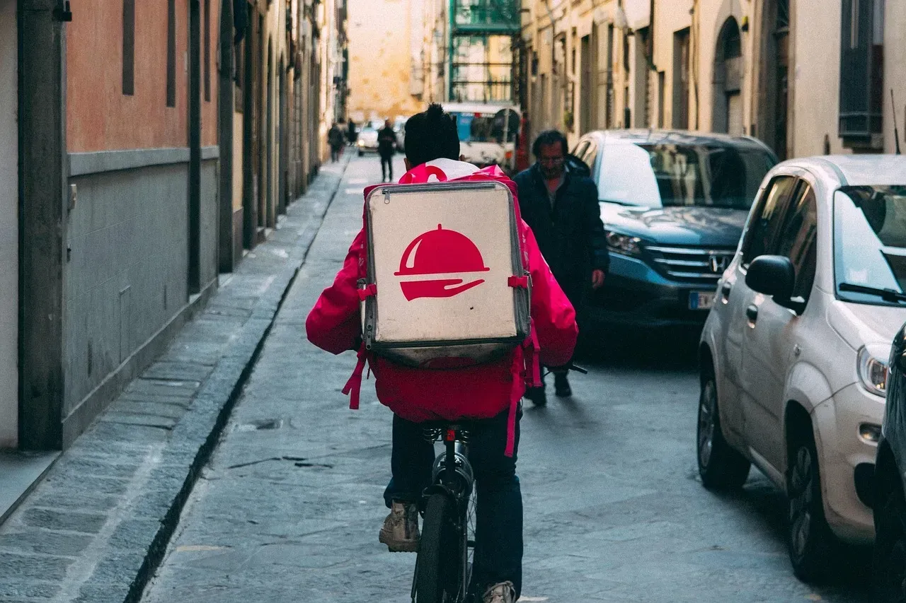 11. Skipping the Tip on Delivery or Takeout Orders (Image Credits: Pixabay)