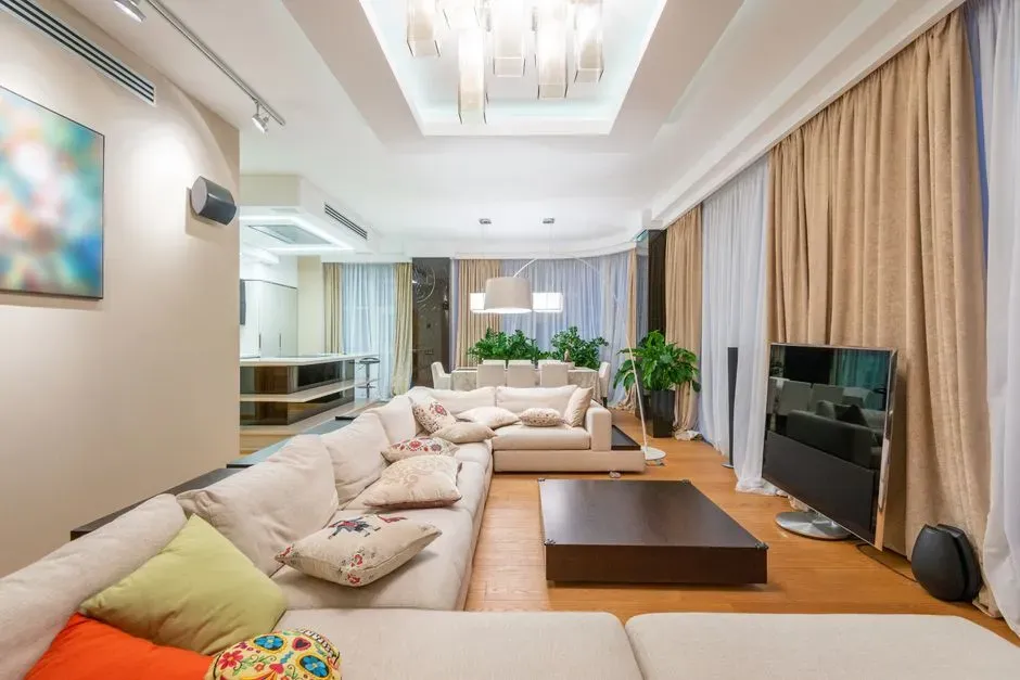 Facing all seating toward the television (Image Credits: Pexels)
