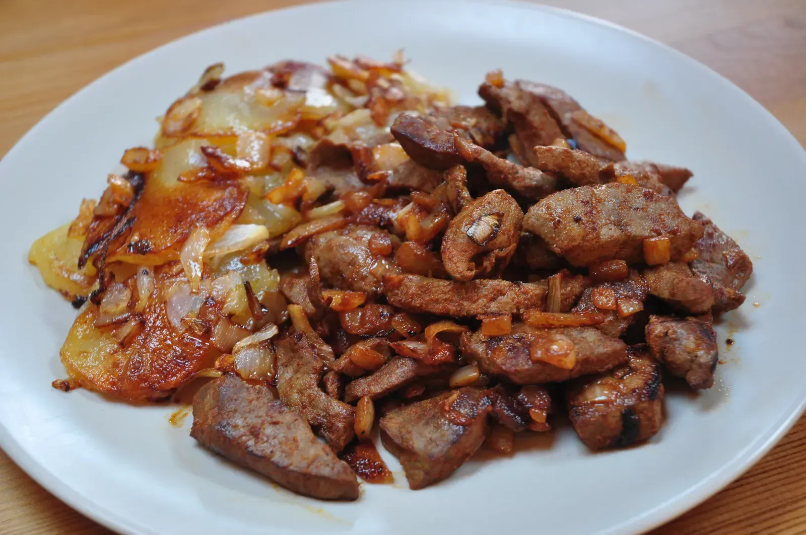 Liver and Onions: The Iron-Rich Blue Plate Special (Hígado encebollado @ Villa Xurdelugios, <a href="https://commons.wikimedia.org/w/index.php?curid=10516344" target="_blank" rel="noopener">CC BY-SA 2.0</a>)