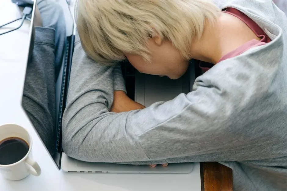Rest deprivation carries a real economic cost (Image Credits: Pexels)