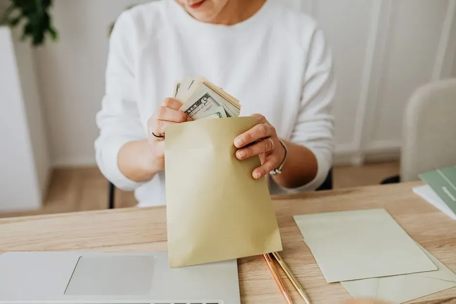 Envelope-style budgeting brings clarity (Image Credits: Pexels)