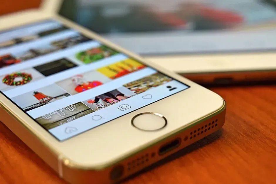 5. Photos and recaps appear online before any invite ever did (Image Credits: Pexels)