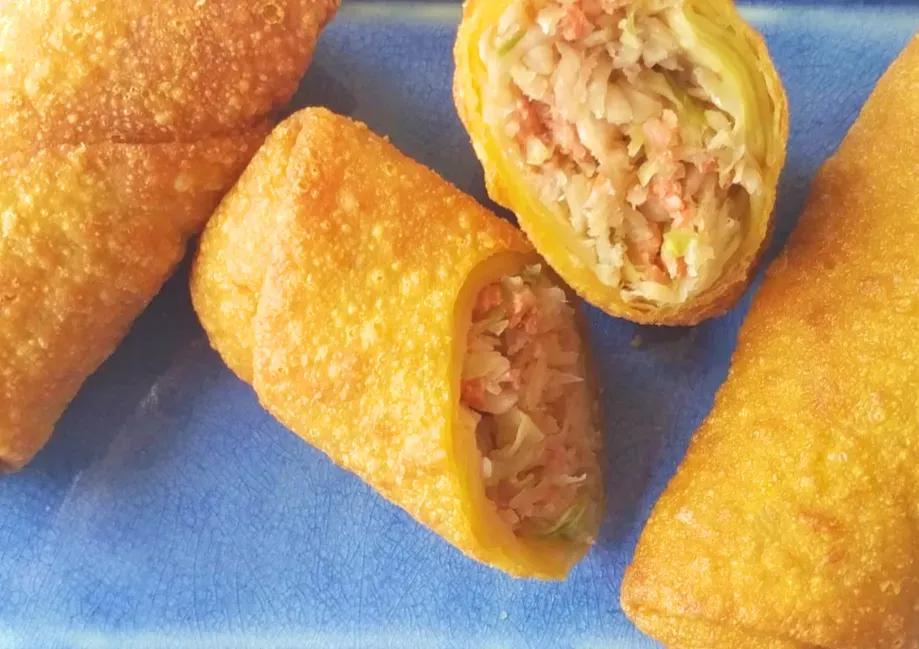 10. Egg roll in a bowl (By Skunkhaus, <a href="https://commons.wikimedia.org/w/index.php?curid=63556374" target="_blank" rel="noopener">CC BY-SA 4.0</a>)