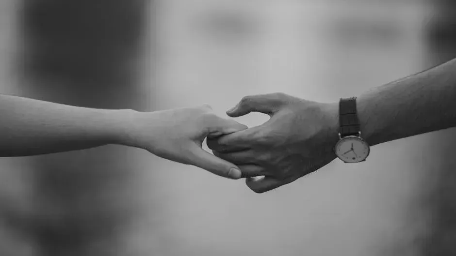 6. Words That Never Match Actions (Image Credits: Pexels)