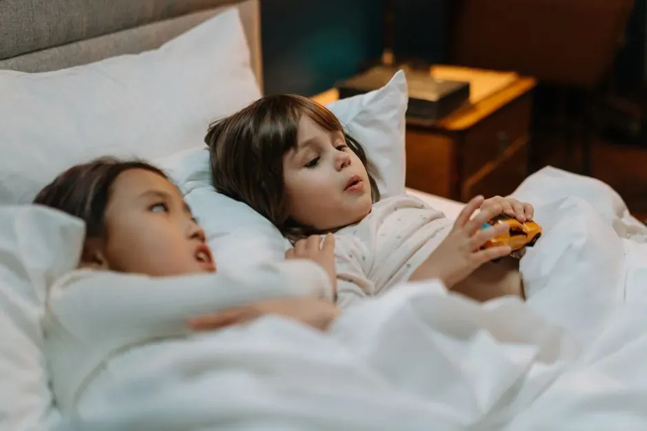 Leaving Young Siblings in Charge at Bedtime (Image Credits: Pexels)