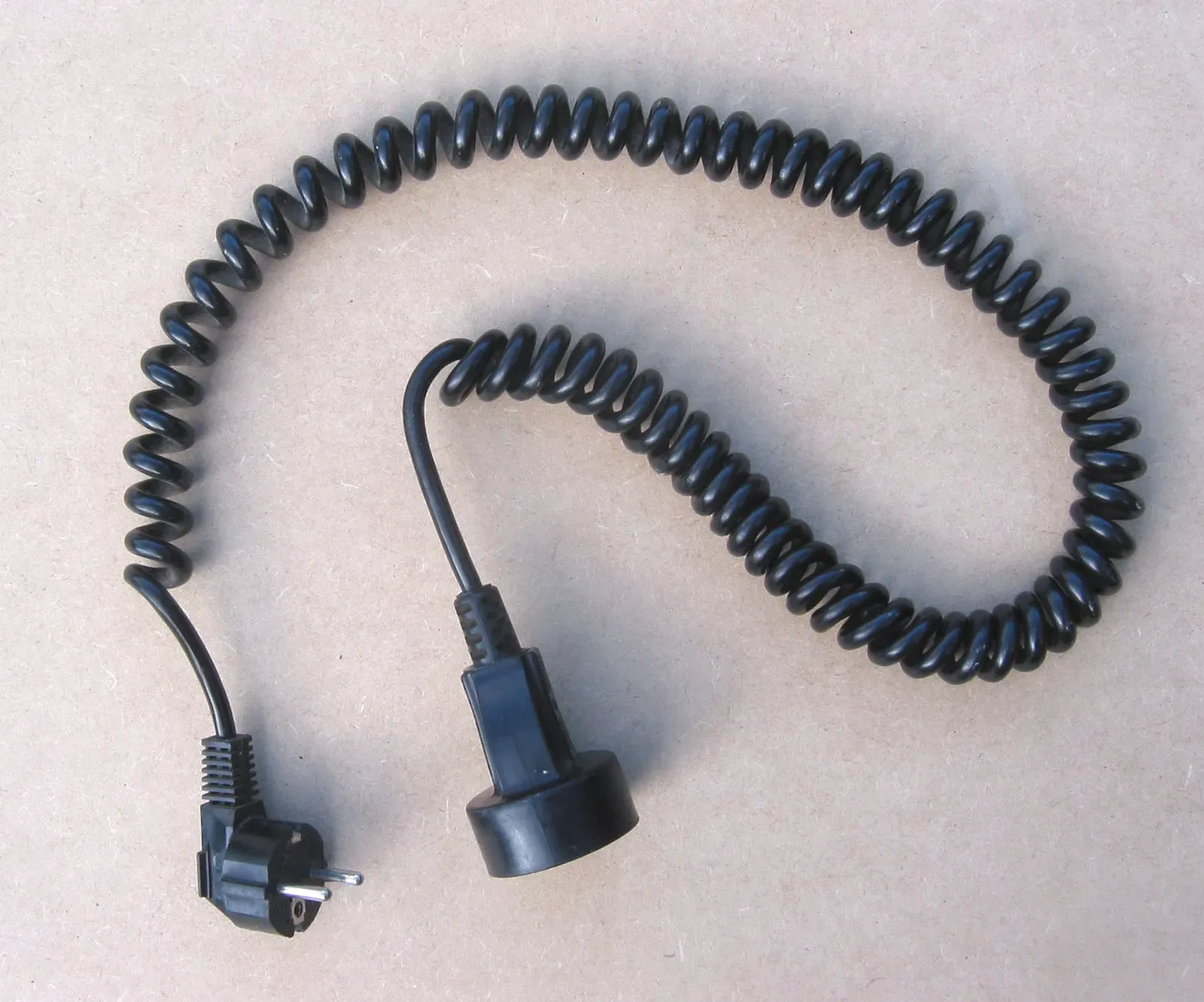 10. Extension Cords Used as Permanent Wiring (By Rasbak, <a href="https://commons.wikimedia.org/w/index.php?curid=629632" target="_blank" rel="noopener">CC BY-SA 3.0</a>)