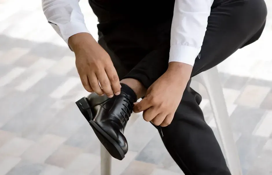 5. Judging others based on appearance or dress codes (Image Credits: Pexels)