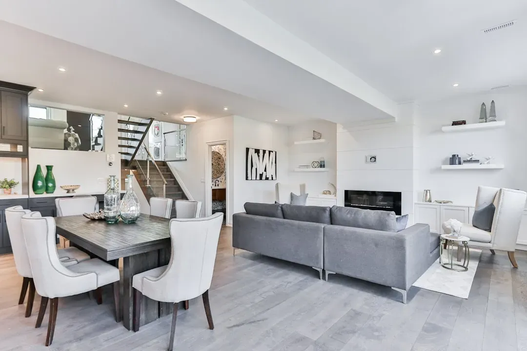 The Open-Plan, Multi-Zone Layout: You Think in Systems (Image Credits: Unsplash)