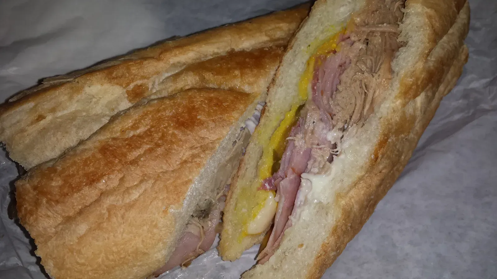The Cuban sandwich, made the way it should be (By Kramtronik, <a href="https://commons.wikimedia.org/w/index.php?curid=44205731" target="_blank" rel="noopener">CC BY-SA 4.0</a>)