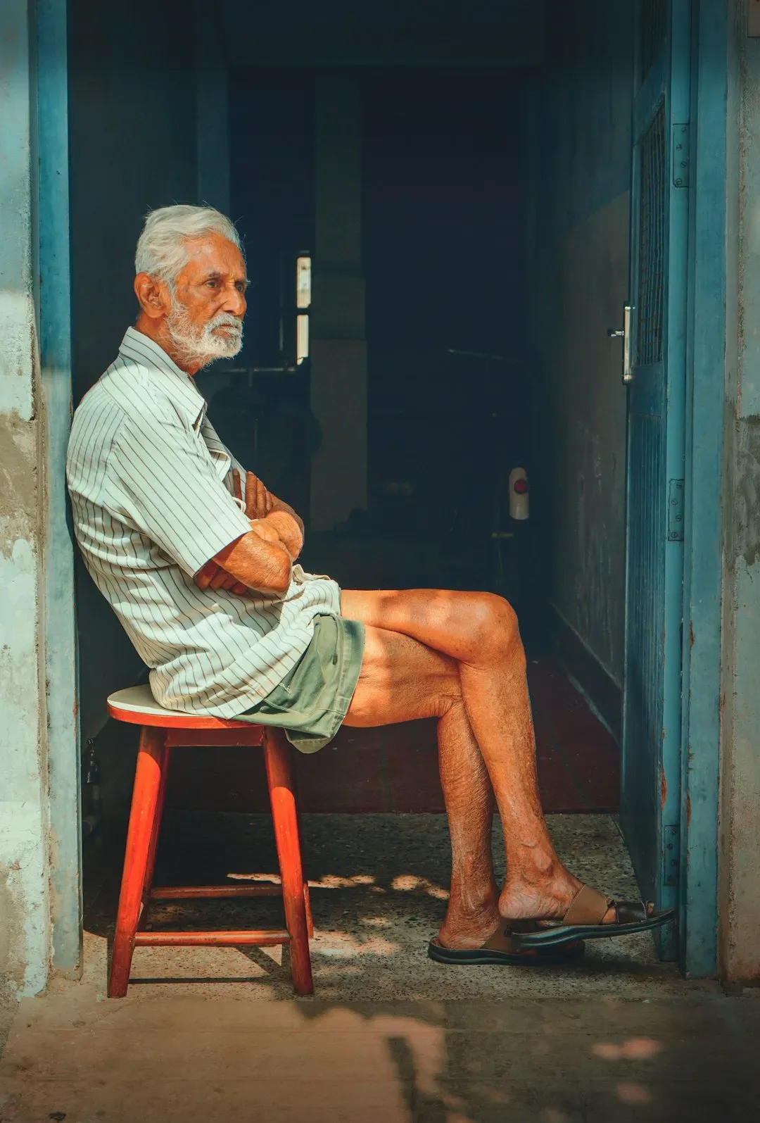 8. Sitting through discomfort without immediate escape (Image Credits: Unsplash)