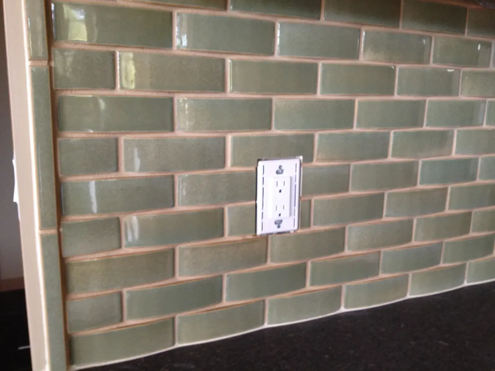 9. Patterned, high-maintenance backsplashes (By Capdevielle, <a href="https://commons.wikimedia.org/w/index.php?curid=26623241" target="_blank" rel="noopener">CC BY-SA 3.0</a>)