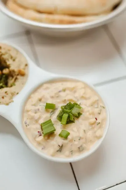 1. Lipton Onion Soup Dip With Potato Chips (Image Credits: Pexels)