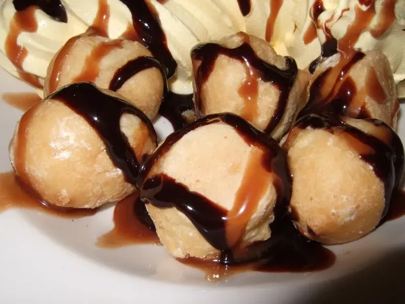 Anchovy and caramel (originally posted to Flickr as Profiteroles!, <a href="https://commons.wikimedia.org/w/index.php?curid=10361455" target="_blank" rel="noopener">CC BY 2.0</a>)