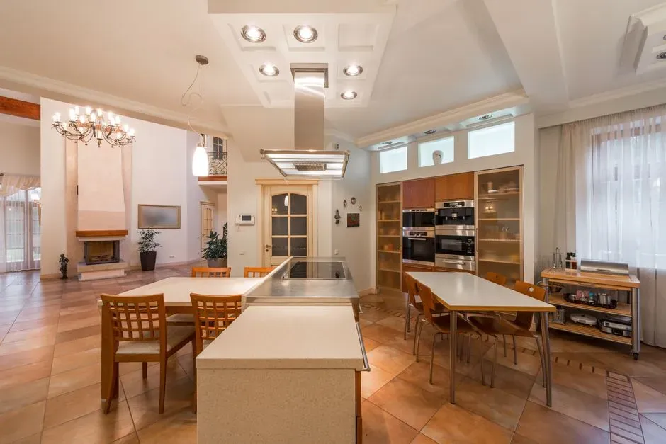 Layouts rigidly locked to the old kitchen triangle (Image Credits: Pexels)