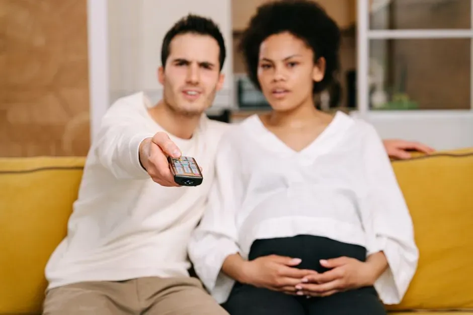 Red Flag 2: Controlling or Possessive Behavior (Image Credits: Pexels)