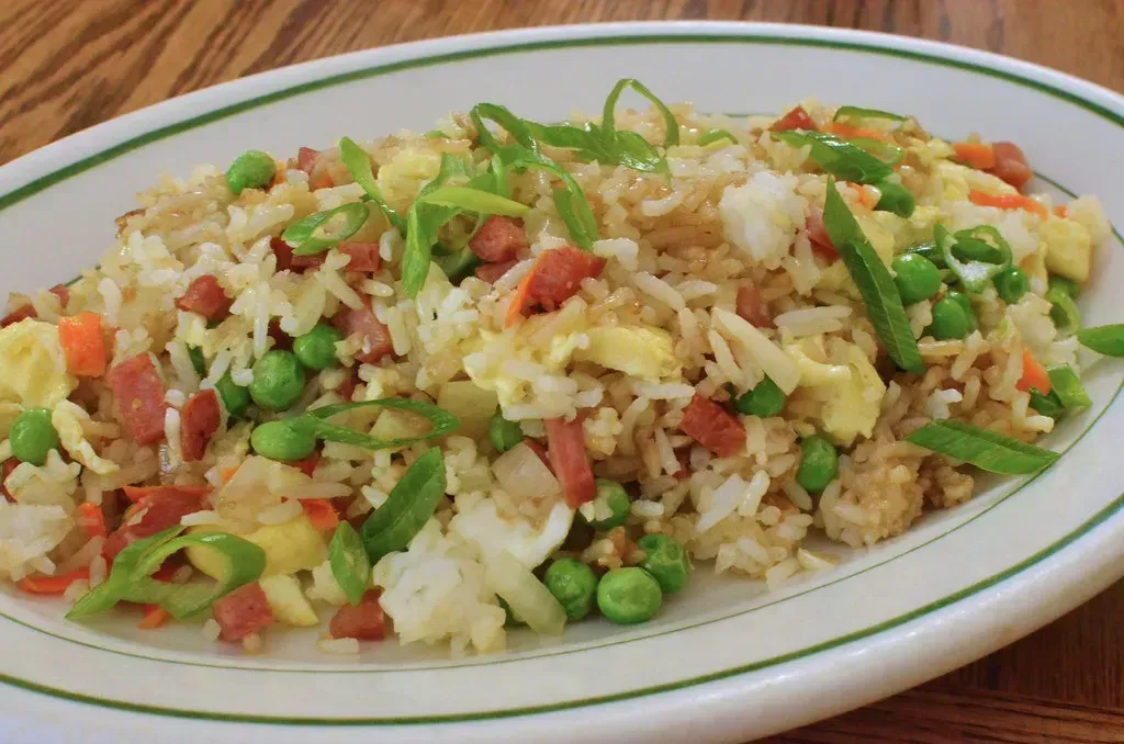 Vegetable Fried Rice (jeffreyw, Flickr, <a href="https://creativecommons.org/licenses/by/2.0/" target="_blank" rel="noopener">CC BY 2.0</a>)