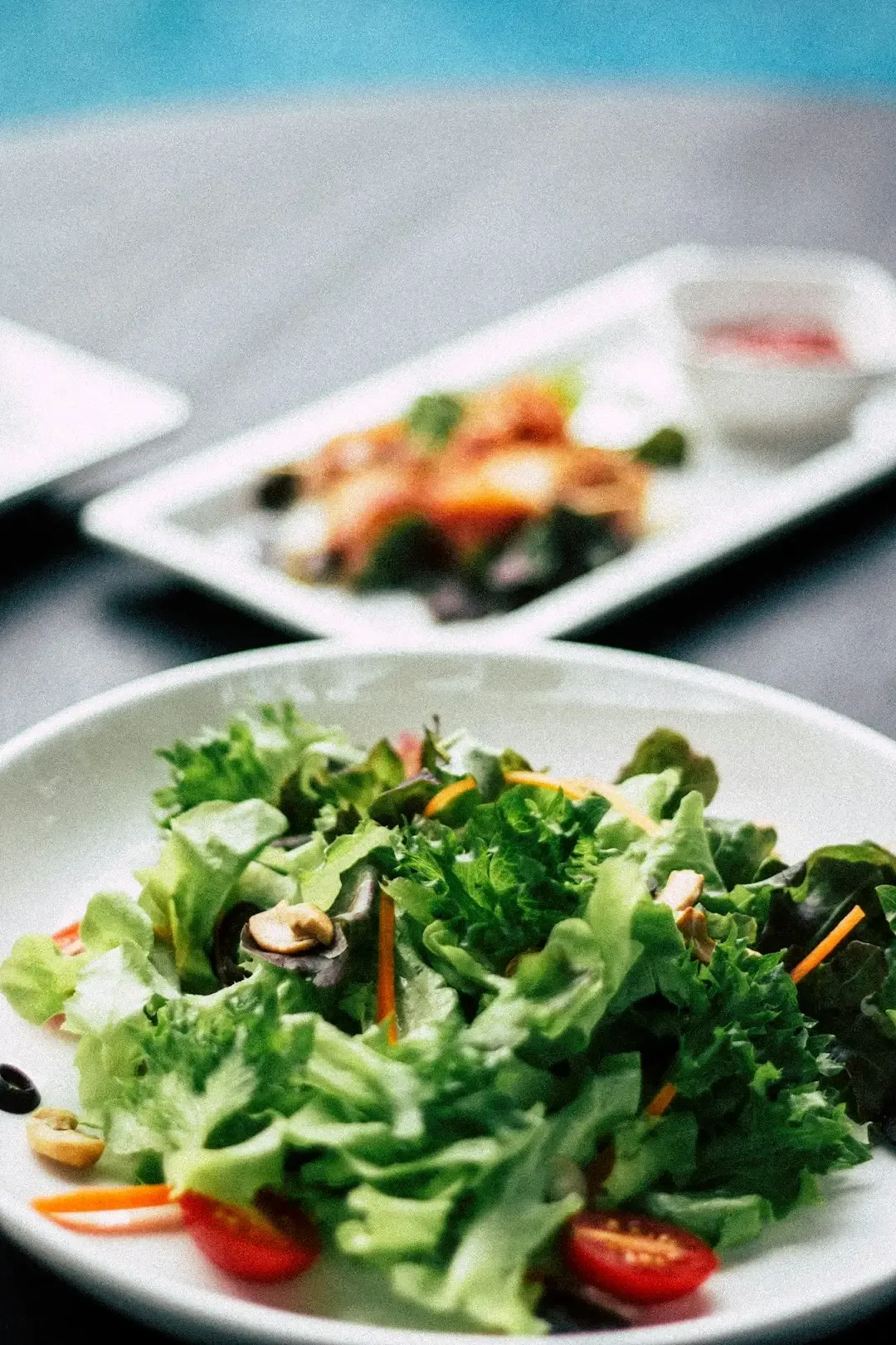 6. A Leafy Green Salad with Extra-Virgin Olive Oil Dressing (Image Credits: Unsplash)