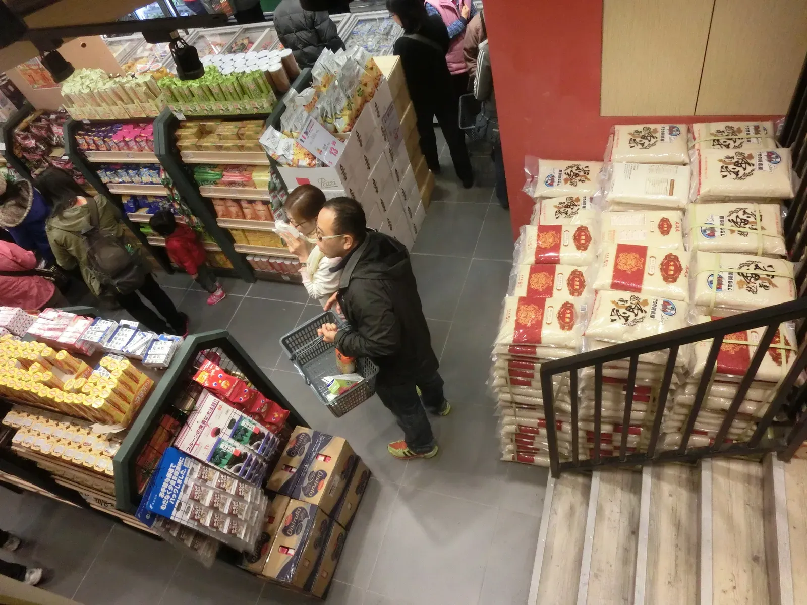 3. The same grocery chain has a completely different name (By Boeayamschtiaom, <a href="https://commons.wikimedia.org/w/index.php?curid=30629148" target="_blank" rel="noopener">CC BY-SA 3.0</a>)