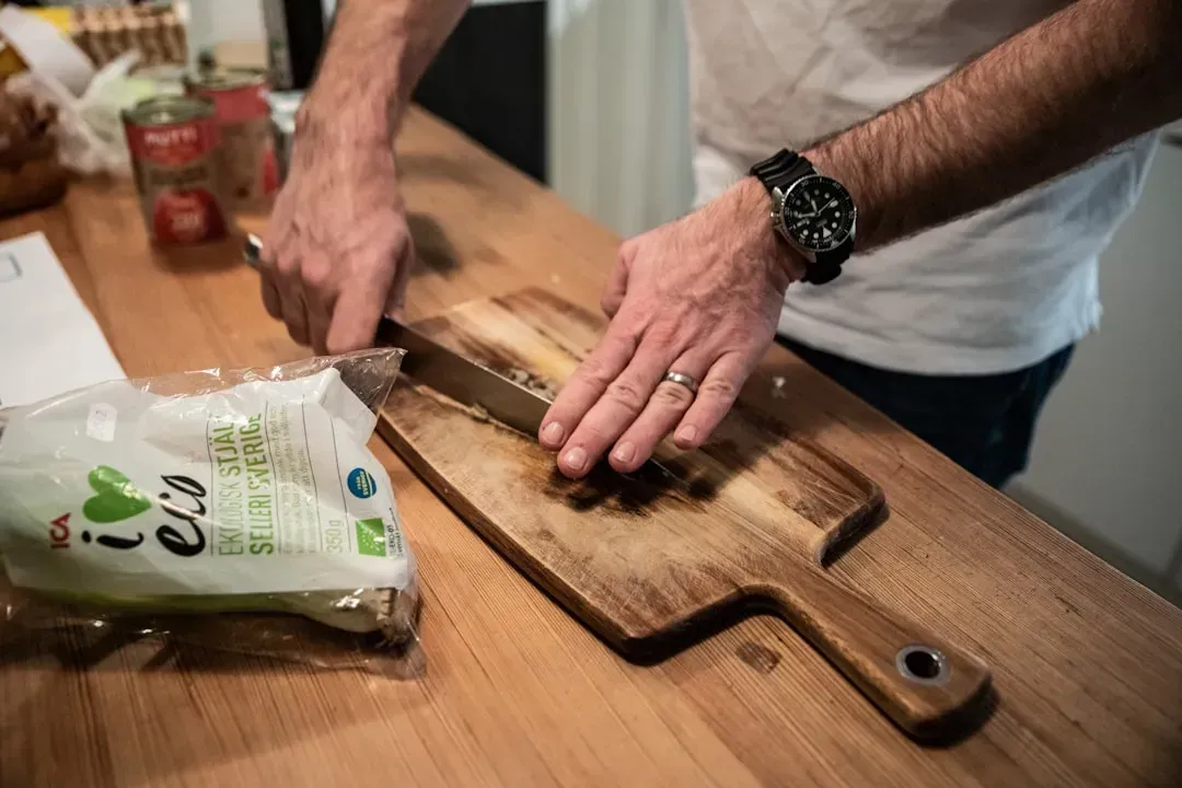 2. Using the Same Cutting Board for Everything (Image Credits: Unsplash)