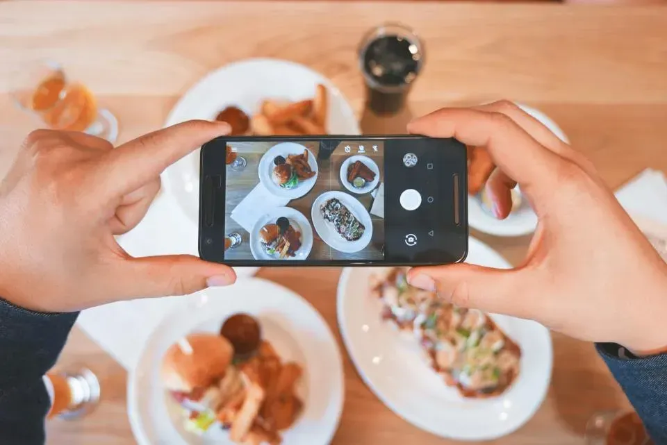 7. Photographing Your Food Extensively Before Anyone Begins Eating (Image Credits: Stocksnap)