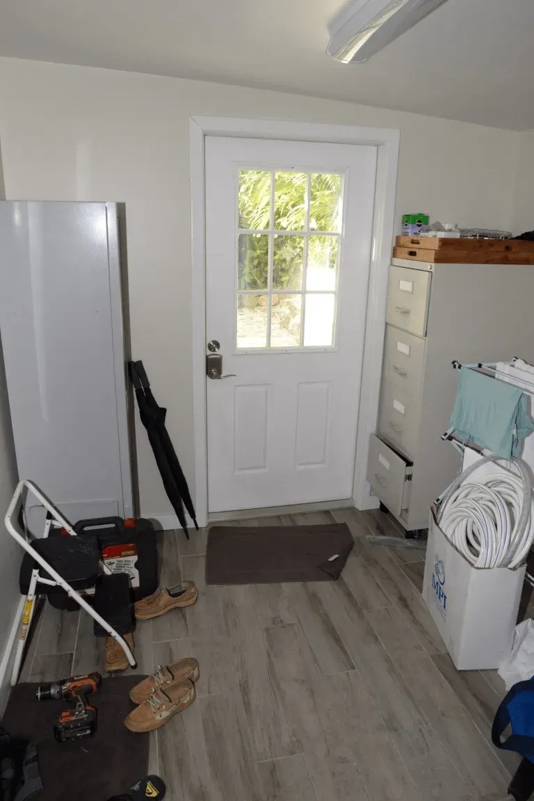 6. A neglected or uninviting entryway (Image Credits: By Federal Bureau of Investigation, <a href="https://commons.wikimedia.org/w/index.php?curid=180480191" target="_blank" rel="noopener">Public domain</a>)