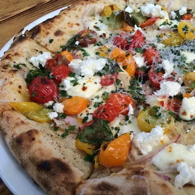 Caprese-style tortellini with cherry tomatoes (Cherry Pie - heirloom cherry tomatoes, red onion, basil, feta, <a href="https://commons.wikimedia.org/w/index.php?curid=40530556" target="_blank" rel="noopener">CC BY 2.0</a>)