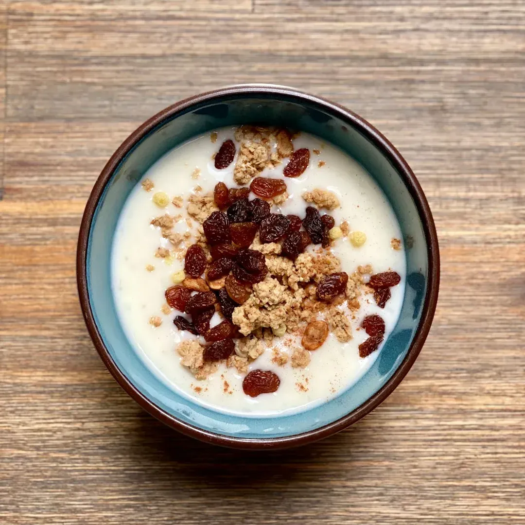 2. Plain Greek yogurt with cinnamon (Image Credits: Unsplash)