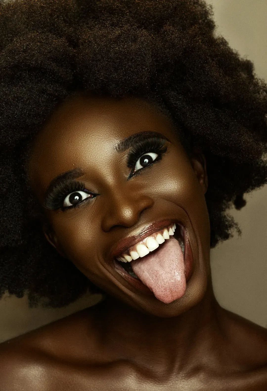 7. Having a Sense of Humor That Feels Natural (Image Credits: Unsplash)
