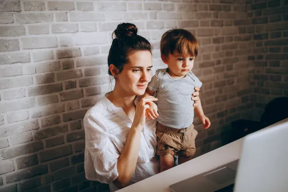 Social Media Cuts Both Ways for Modern Parents (Image Credits: Pexels)