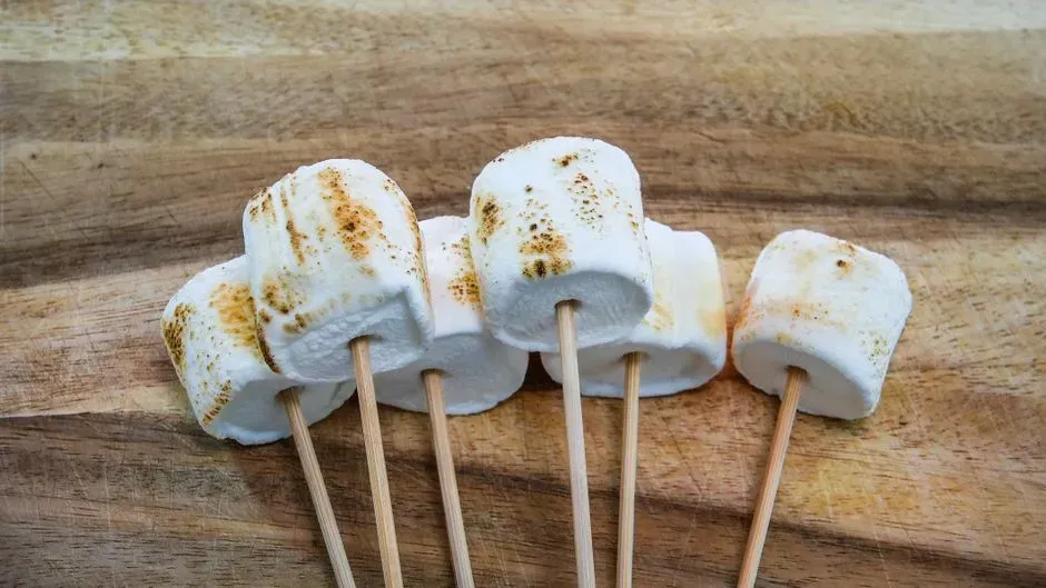 5. Marshmallows and gummy fruit snacks (Image Credits: Pexels)
