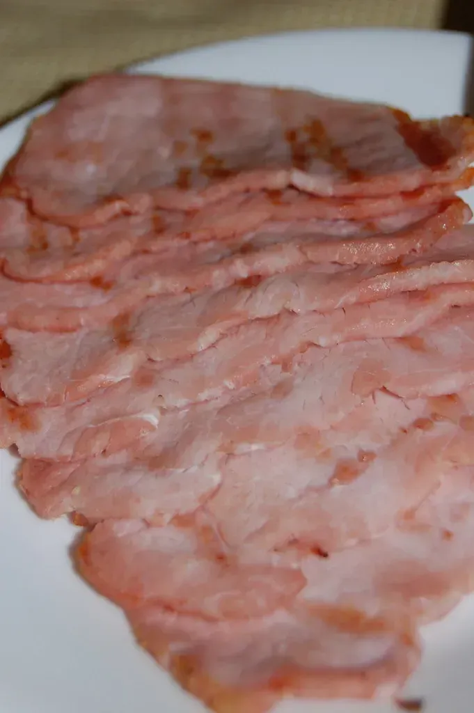 Canadian Bacon (Stefano A, Flickr, <a href="https://creativecommons.org/licenses/by/2.0/" target="_blank" rel="noopener">CC BY 2.0</a>)