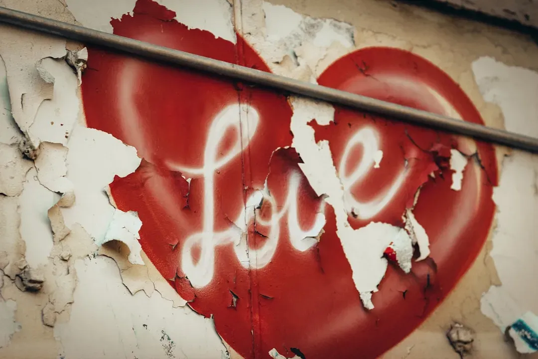 3. Mistaking Love Bombing for Genuine Intensity (Image Credits: Unsplash)