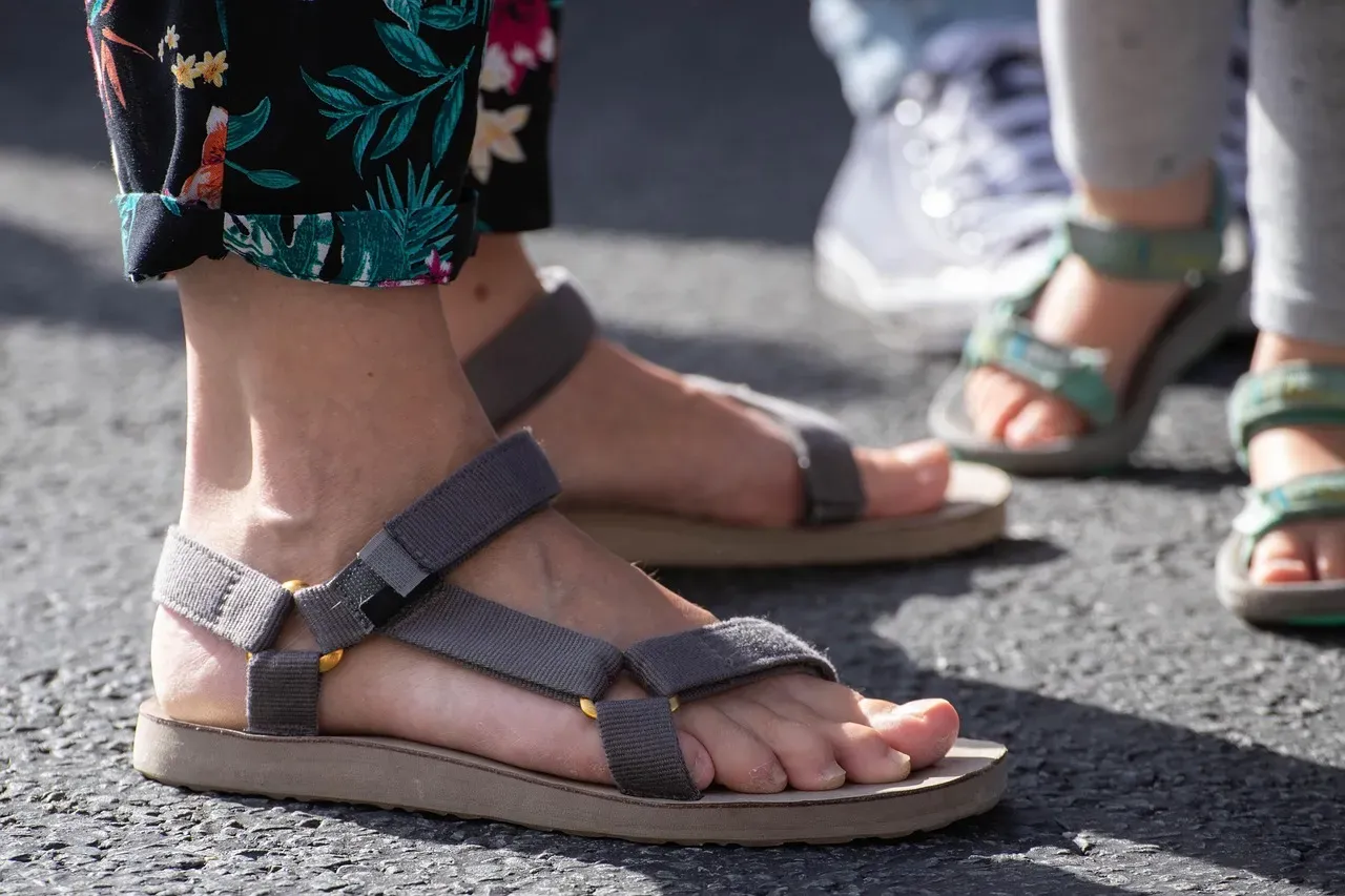 8. Wearing gym clothes or flip-flops to a mid-range restaurant (Image Credits: Pixabay)