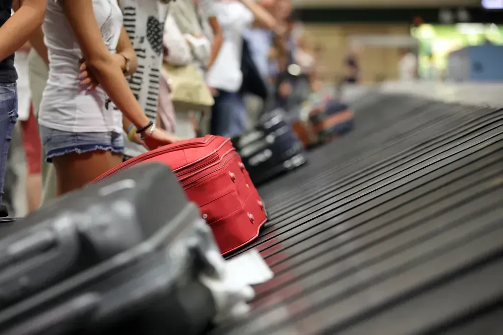 8. Standing at Baggage Claim Instead of Stepping Back (European Union in Ukraine, Flickr, CC BY-SA 2.0)
