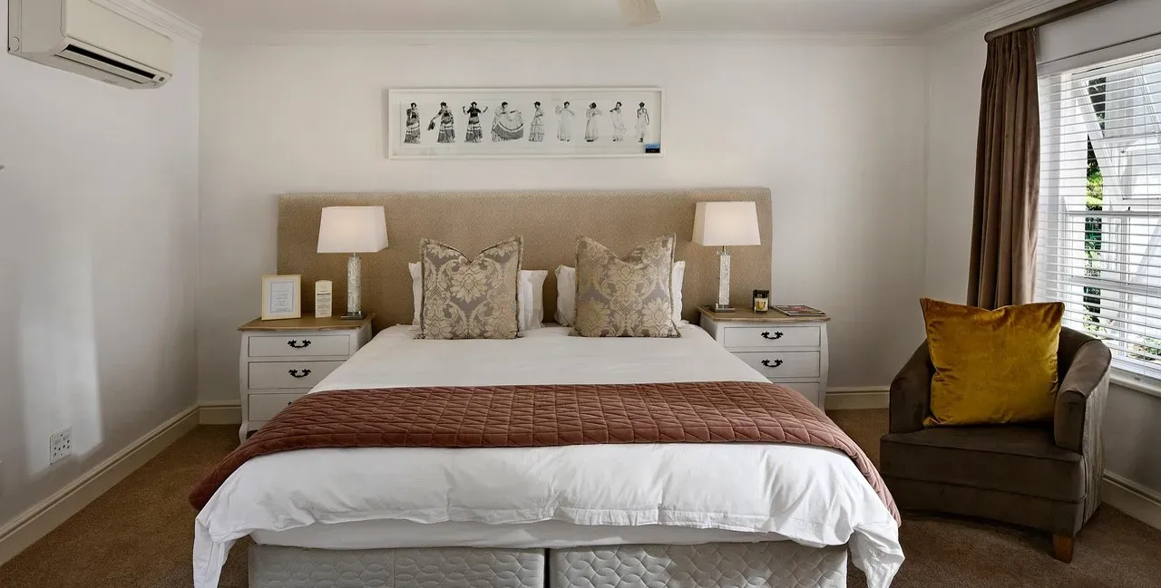 5. They inspect the room within the first few minutes (Image Credits: Pixabay)