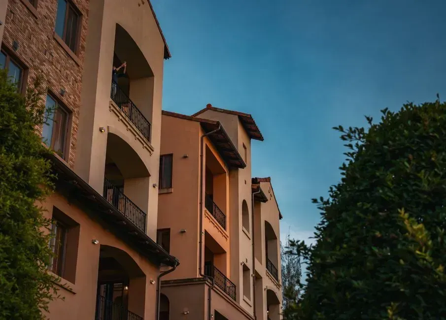 2. Listing photos are sparse, dark, or missing (Image Credits: Pexels)