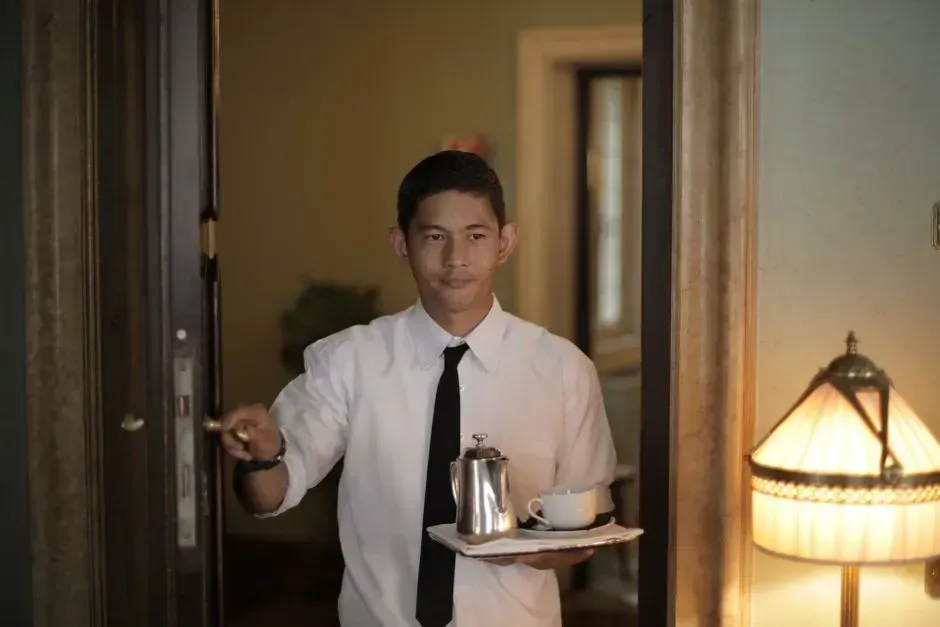 3. They avoid overloading room service trays and used dishes (Image Credits: Pexels)