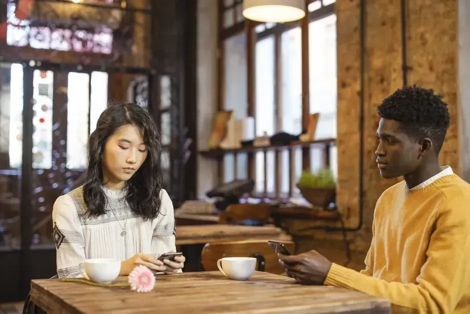 4. Speaking negatively about every past relationship (Image Credits: Pexels)