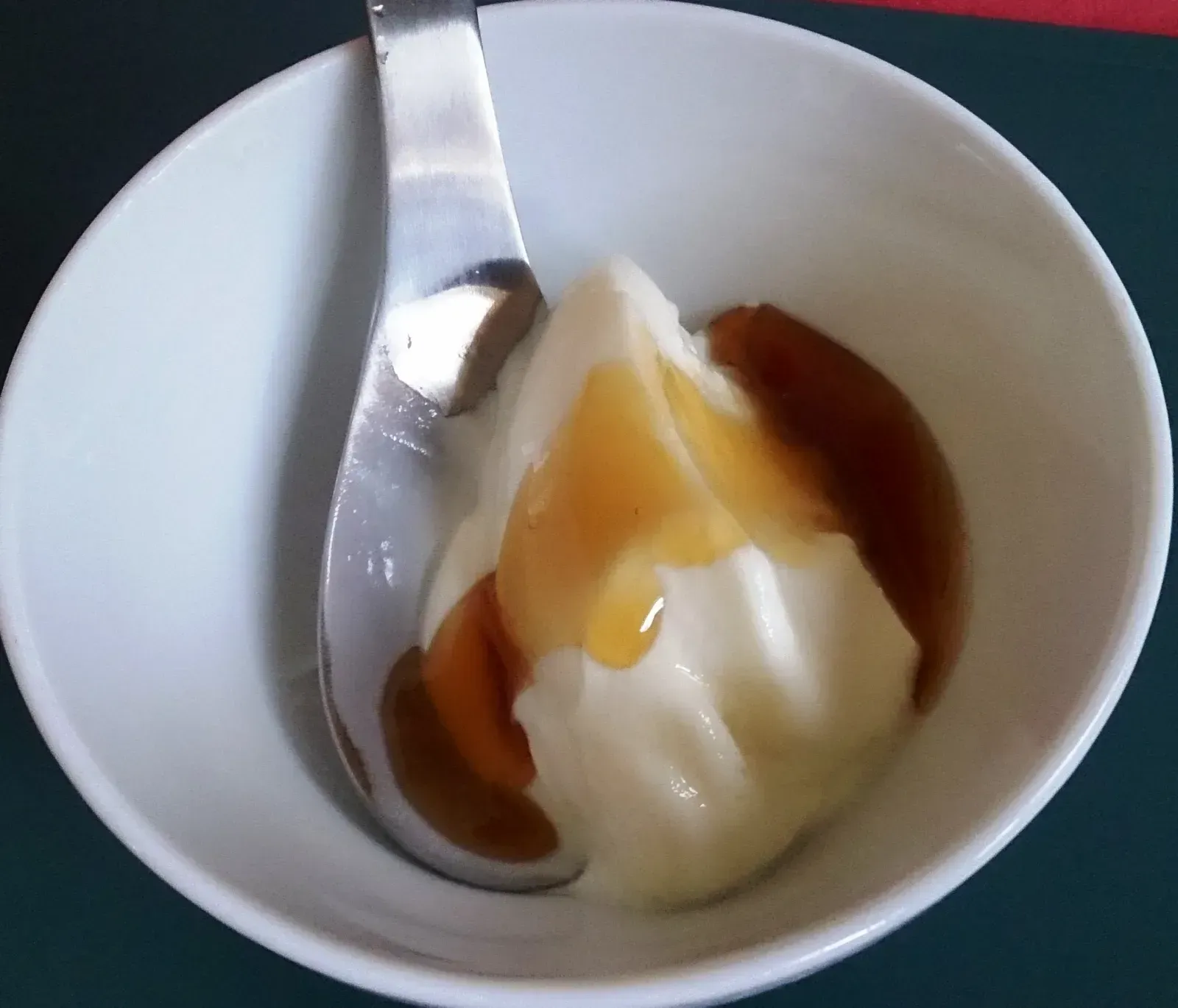 Plain Greek yogurt with a drizzle of honey (By ProjectManhattan, CC BY-SA 3.0)