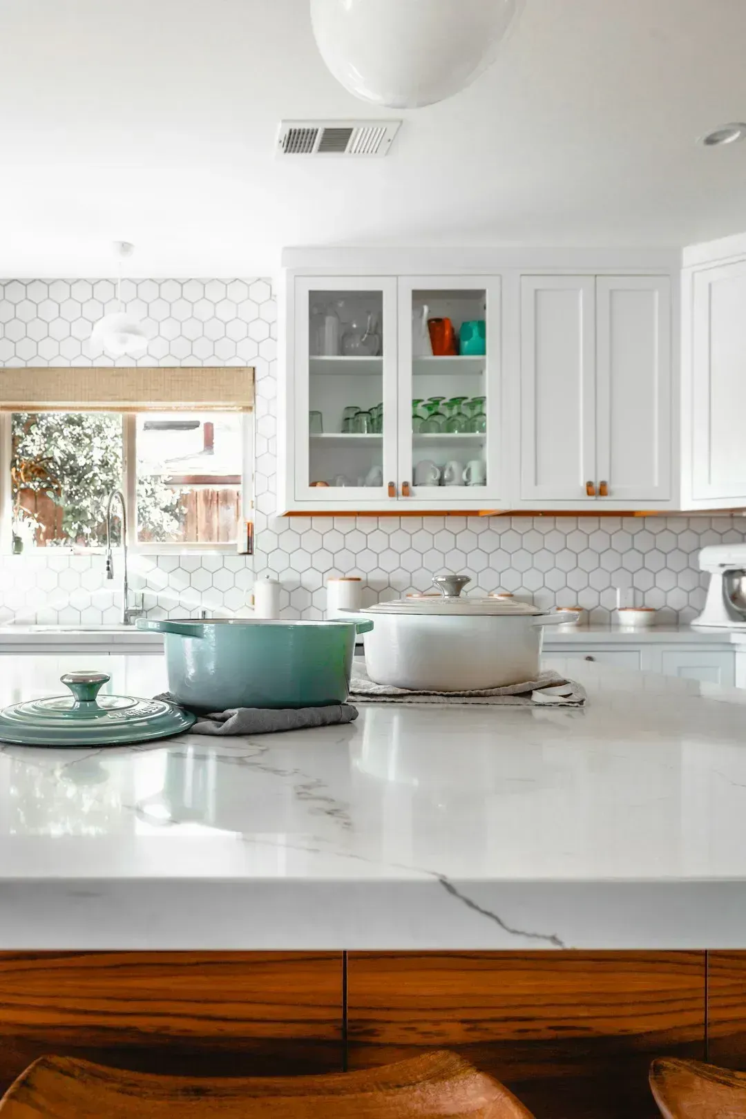 2. Visible surfaces without piles of stuff (Image Credits: Unsplash)
