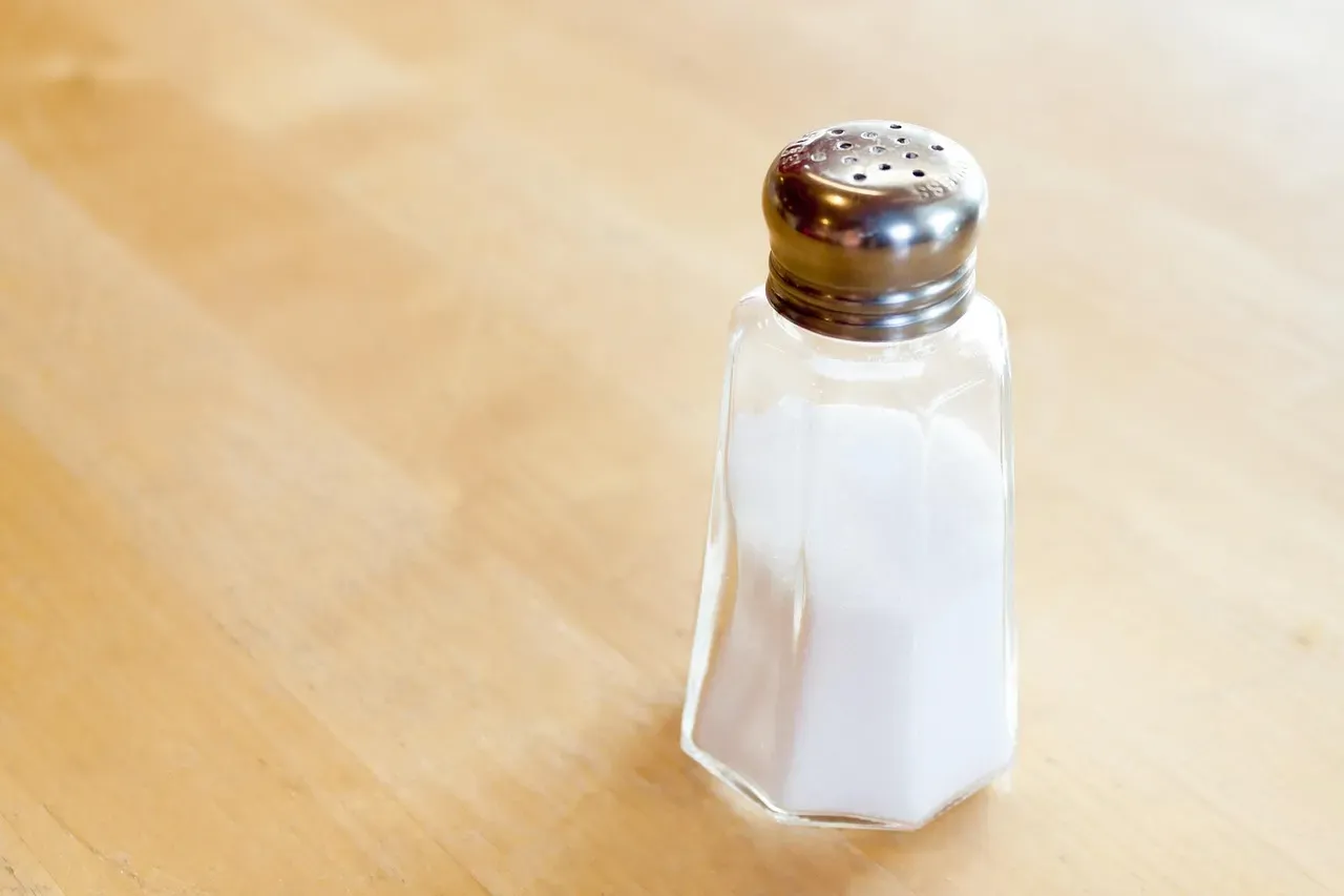 2. Seasoning Your Food Before You've Tasted It (Image Credits: Pixabay)