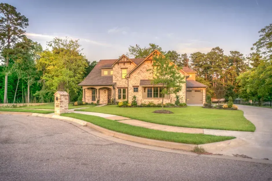 1. Curb Appeal and the Exterior Condition (Image Credits: Pexels)