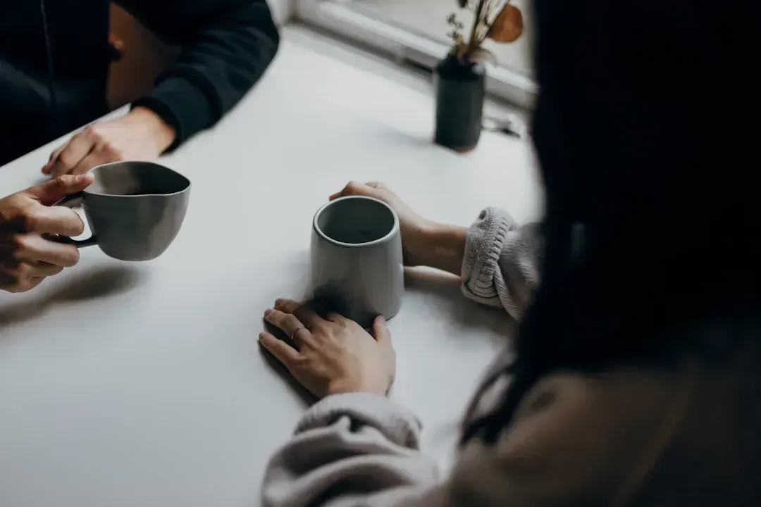 8. They Don't Let Their Phone Pull Focus in a Conversation (Image Credits: Unsplash)