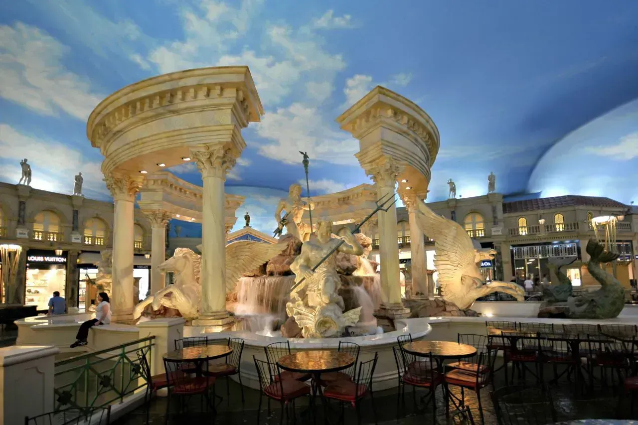7. The All-Day Restaurants Circling the Trevi Fountain (originally posted to Flickr as Ceasars Palace Forums shops, CC BY 2.0)