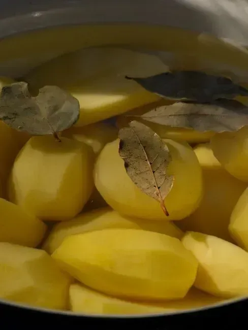 Soaking and Rinsing Away Surface Starch (Image Credits: Pexels)