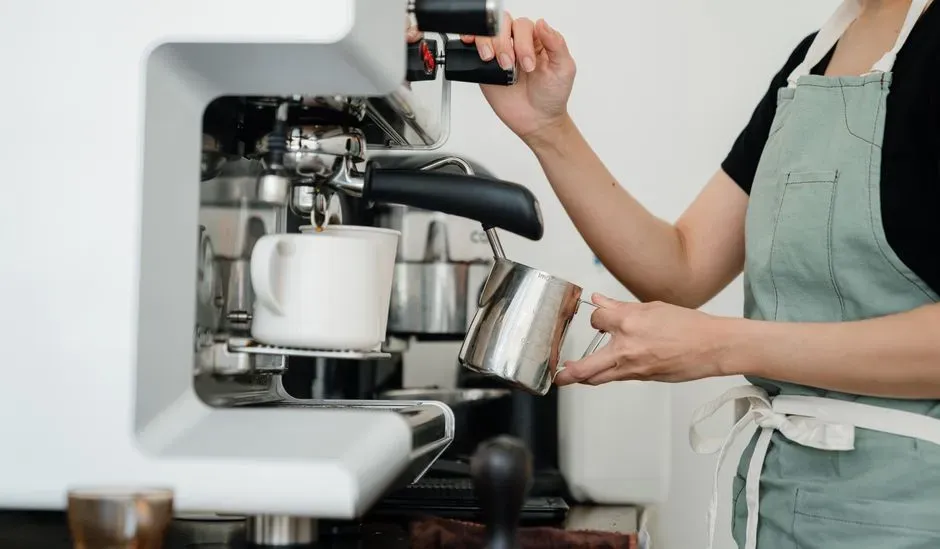 10. Picking Up the Wrong Drink at the Bar (Image Credits: Pexels)