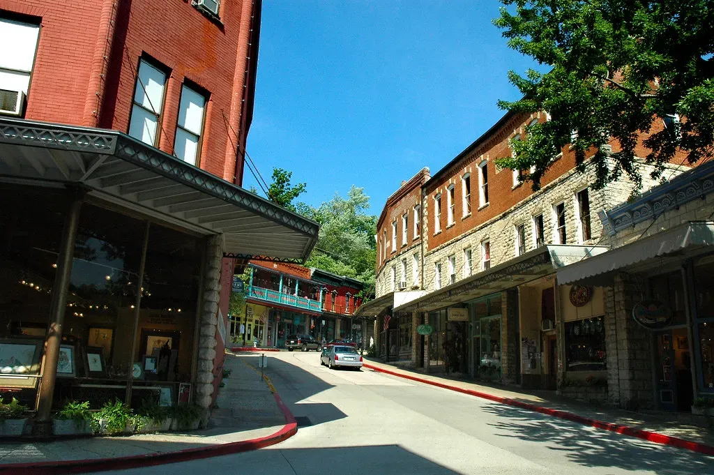 Eureka Springs, Arkansas: Victorian Architecture Meets Ozark Arts Scene (Clinton Steeds, Flickr, CC BY 2.0)