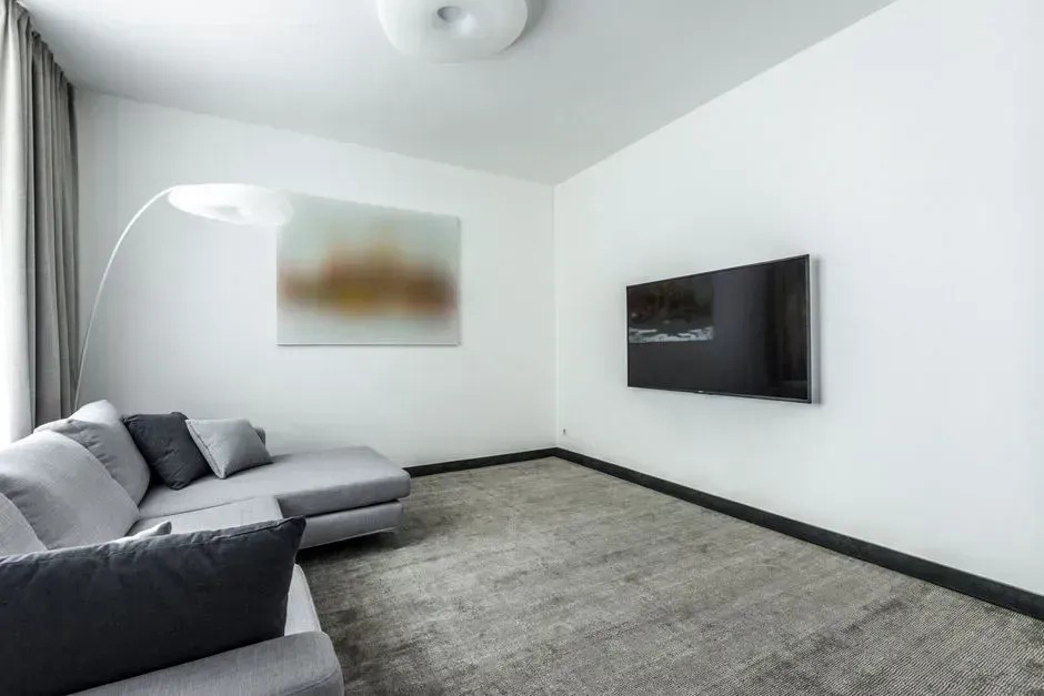 2. Wall-to-wall carpeting in every room (Image Credits: Pexels)