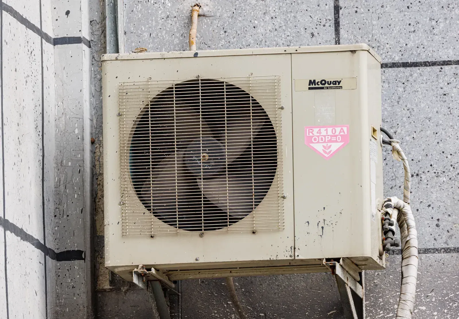 8. The age and hum of the HVAC system (By Dinkun Chen, CC BY-SA 4.0)