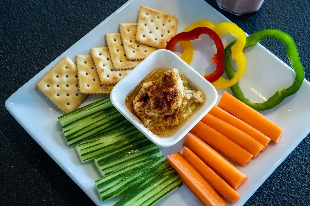 2. Hummus with raw vegetables (Image Credits: Pixabay)